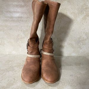 Selling boots, size 7, worn once, color brown